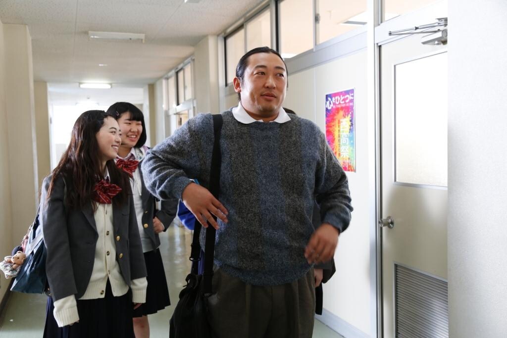 ロバート秋山が映画「女々演」で演劇部顧問に、初日舞台挨拶も決定