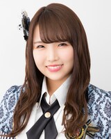 アシスタントを務める植村梓（NMB48）。