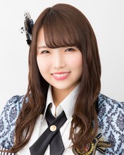 アシスタントを務める植村梓（NMB48）。