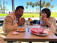 （左から）山口智充、桃井かおり。(c)関西テレビ