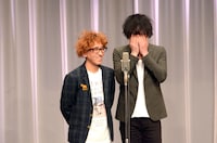 漫才中にモゴモゴ言うボン（左）と、それに笑ってしまう安達（右）。