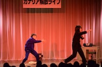 コント中にシャドーボクシングを披露する安達（右）。