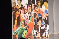 「カナリア解散ライブin東京『ボン＆安達』」の舞台を飾ったパネル。