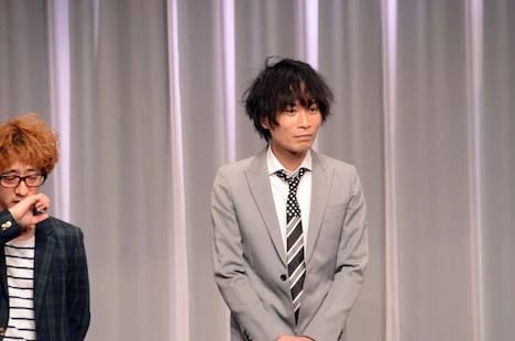 ボン（左）の挨拶を聞きながら「ん？」という表情を浮かべる安達（右）。