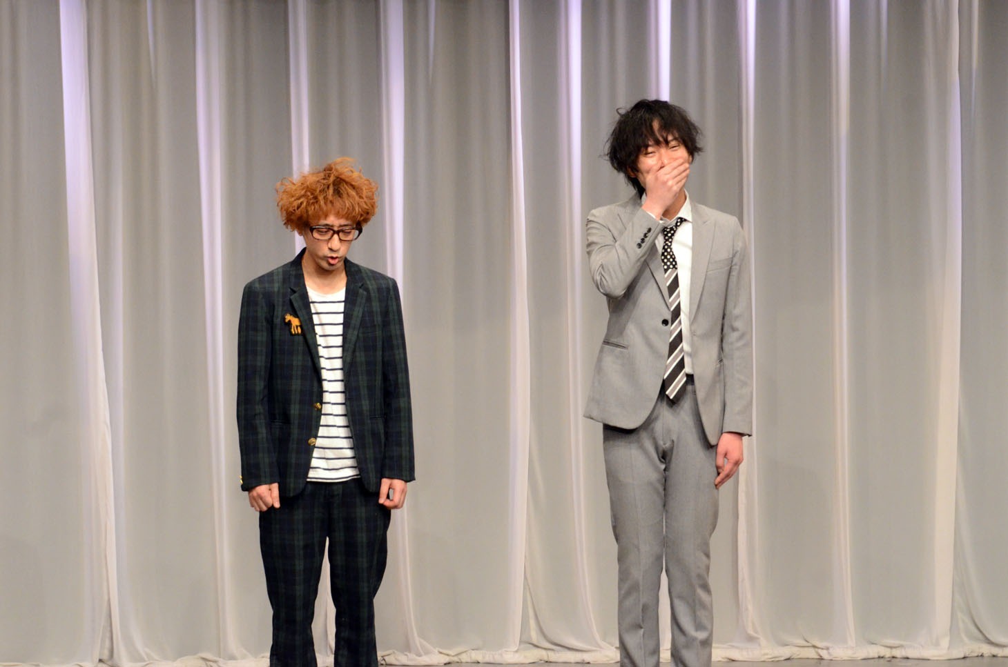 ボン（左）の挨拶に笑ってしまう安達（右）。