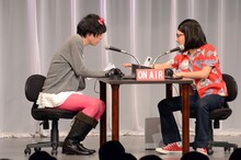 コント「Music Box」（2009年作）を披露するカナリア。