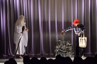 コント「伝説の剣」（2011年作）のワンシーン。