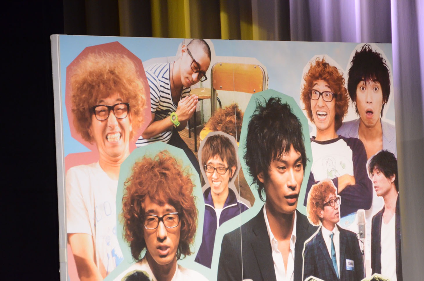 舞台を飾ったパネル。上にあるのがライブ中に話題に上った坊主時代のボンの写真。