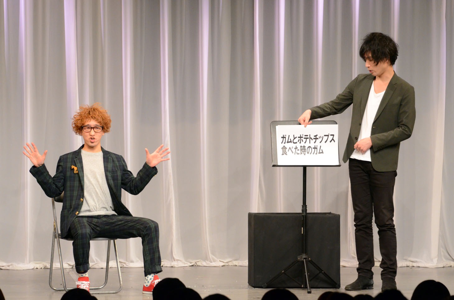 ショートネタ「カナリア日本語教室」（2006年作）を披露するカナリア。