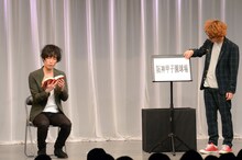 ショートネタ「カナリア国語辞典」（2008年作）を披露するカナリア。