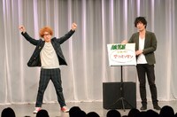 ショートネタ「アソパソマソ」（2004年作）を披露するカナリア。