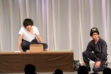 コント「パイロット」（2016年作）を披露するカナリア。