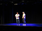 サンドウィッチマンの海外公演の様子。(c)BSフジ