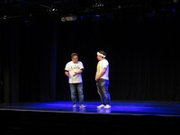 サンドウィッチマンの海外公演の様子。(c)BSフジ