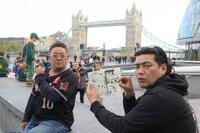 ロンドンを旅するサンドウィッチマン。(c)BSフジ