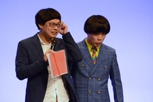 「GAG少年楽団・宮戸です」と挨拶するサツマカワRPG（右）と本物のGAG少年楽団・宮戸（左）。