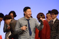 モノボケに臨むチョコレートプラネット長田。