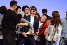 チームメンバーから乱暴に扱われる相席スタート山添。