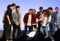 床に倒れこむ相席スタート山添。