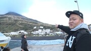 「世界の村のどエライさん」でイタリアのストロンボリ島を訪れる、ANZEN漫才あらぽん。(c)関西テレビ