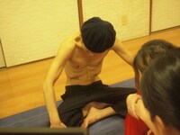 ヨガを披露する片岡鶴太郎。(c)フジテレビ