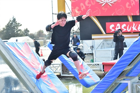 「SASUKE2018」の1stステージを体験するパニーニ木坂。(c)TBS