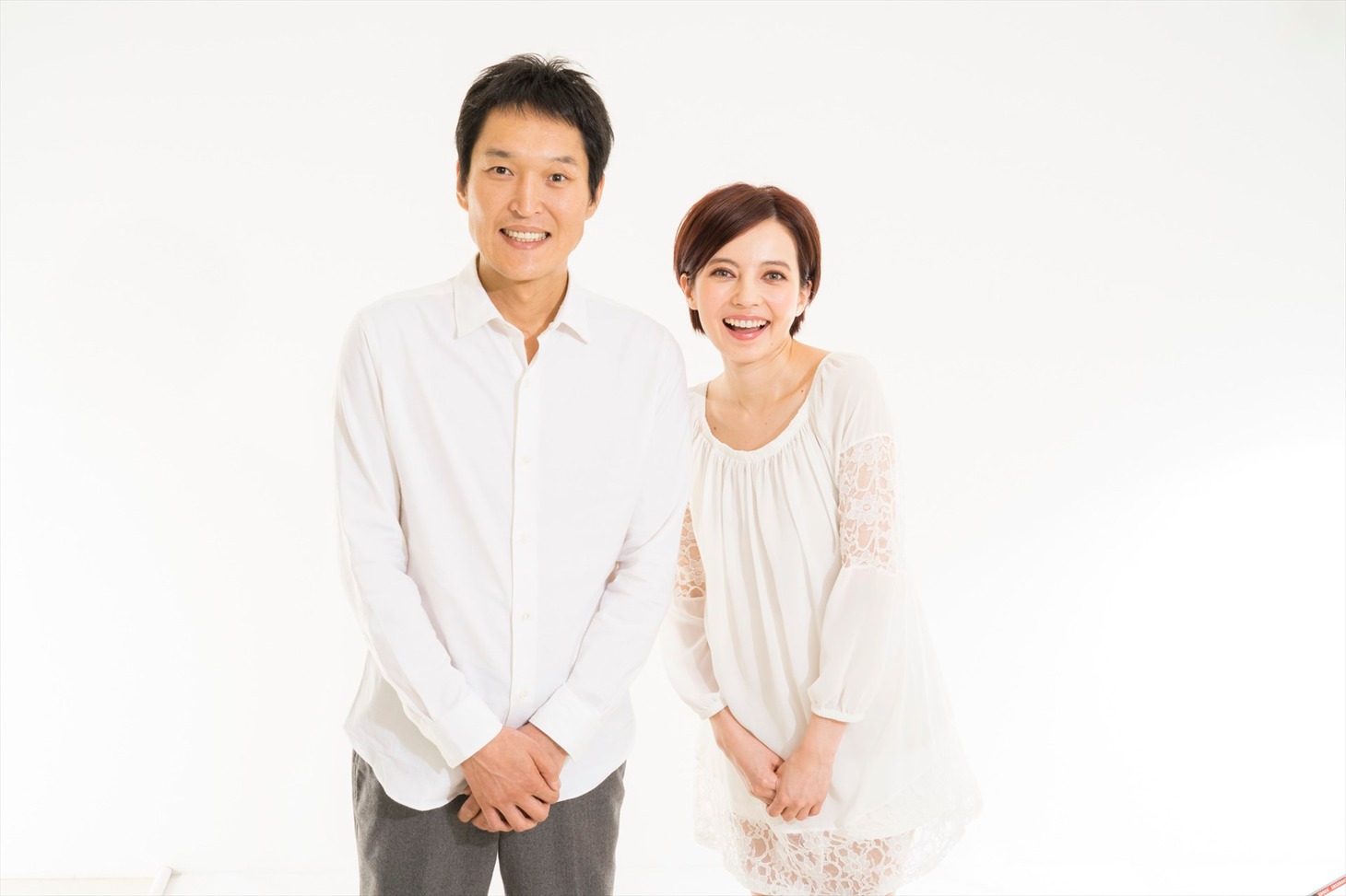 「北海道からはじ○TV」MCの（左から）千原ジュニア、ベッキー。(c)UHB