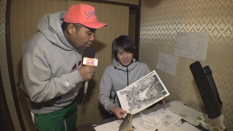 マンガ家志望の若者をリポートするアントニー（左）。(c)CBC