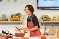 料理を作る和田明日香。