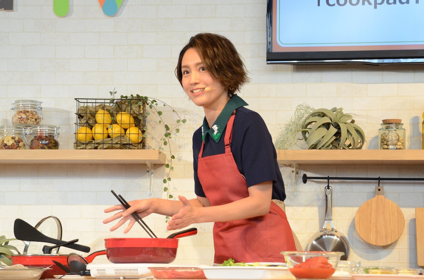 料理を作る和田明日香。