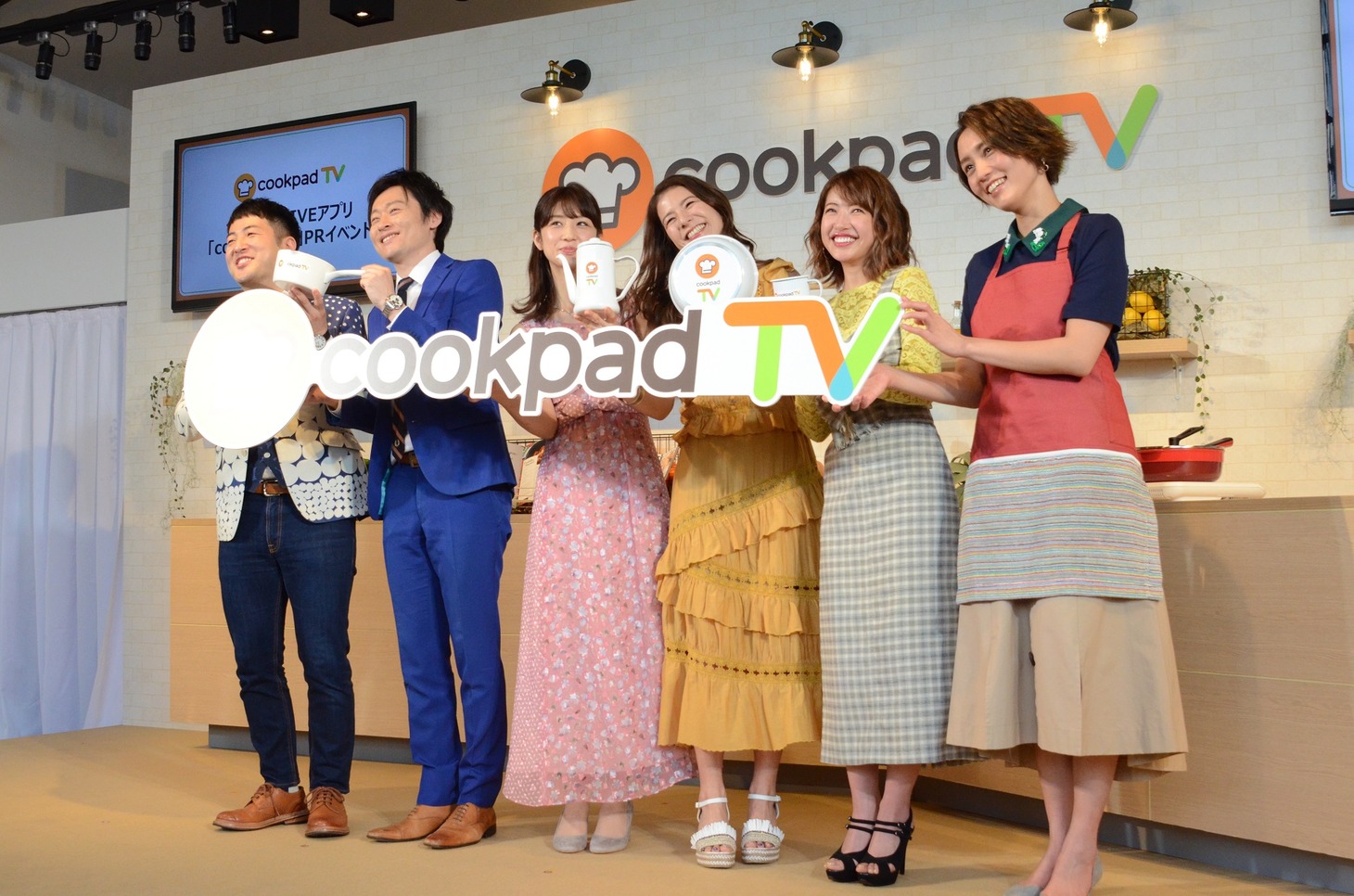 「グツグツ！ グツグツ！」と言いながら左右に揺れる一同。