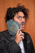 「カレイPhone 6 Plus」を持つ片桐仁。