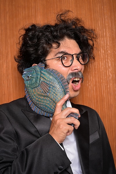 「カレイPhone 6 Plus」を持つ片桐仁。