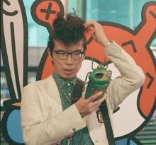 「iPhone-7（ナナ）ホシキンカメムシ」を持つ片桐仁。(c)TBS