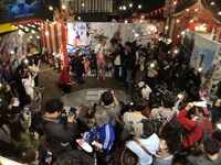 現地メディアの取材を受けるくっきー。