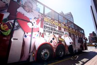 「超くっきーランド in 台北」仕様のラッピングバスとくっきー。