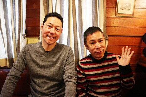 左から東野幸治、ナインティナイン岡村。