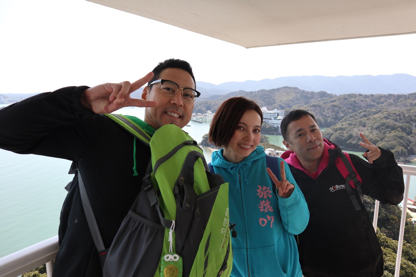 左から東野幸治、ベッキー、ナインティナイン岡村。