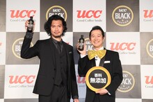 UCC上島珈琲株式会社の新テレビCM発表記念イベントに出演した（左から）青木崇高、アキラ100%。