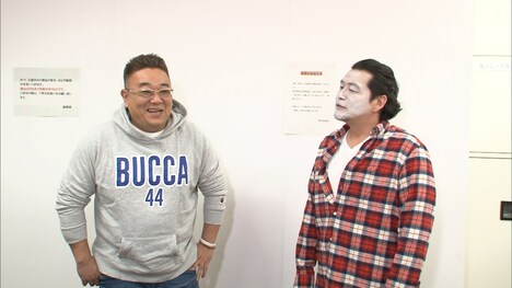 「金曜★ロンドンハーツ3時間スペシャル」で相方・伊達(左)にコンビ間ドッキリを仕掛けるサンドウィッチマン富澤(右)。(c)テレビ朝日