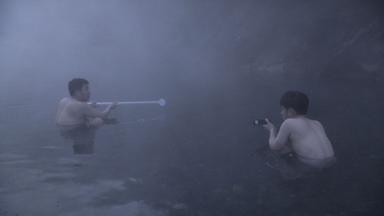 「日本で一番すごい量のモクモク湯気に包まれる温泉」を探すなすなかにし。(c)NHK