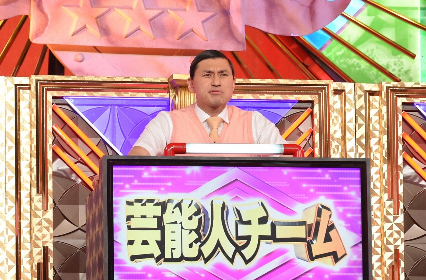 「東大王SP」で芸能人チームを率いるオードリー春日。(c)TBS