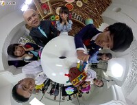 「黒ひげ危機一発」で遊ぶ出演者たち。(c)テレビ大阪