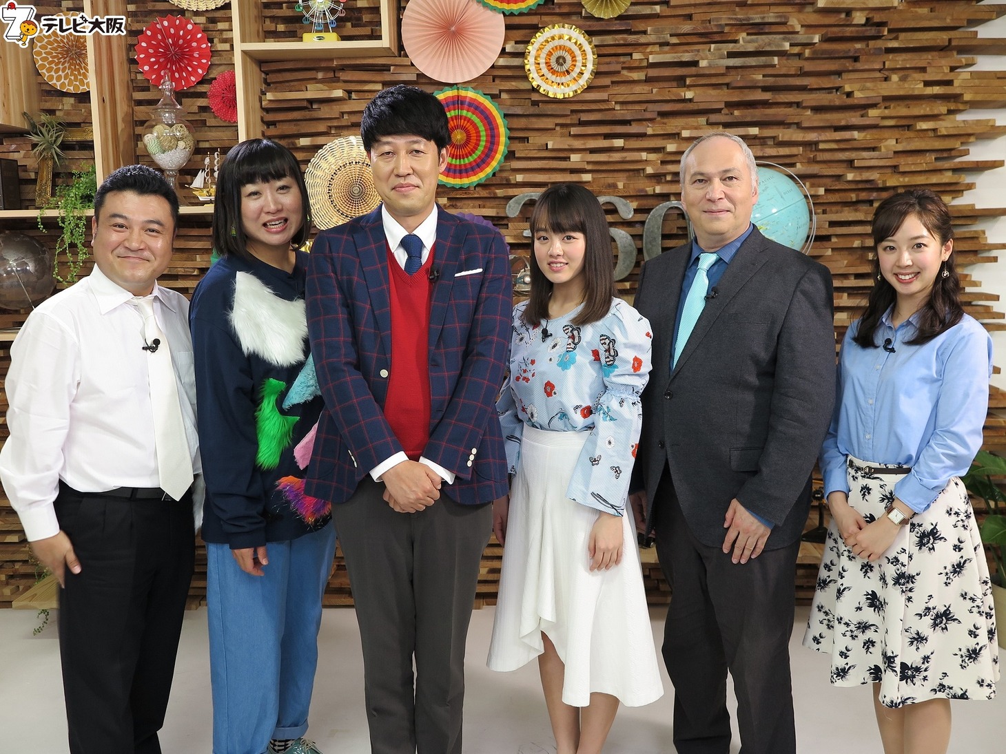 左からアンタッチャブル山崎、南海キャンディーズしずちゃん、小籔千豊、伊原六花、モーリー・ロバートソン、井下育恵アナウンサー。(c)テレビ大阪