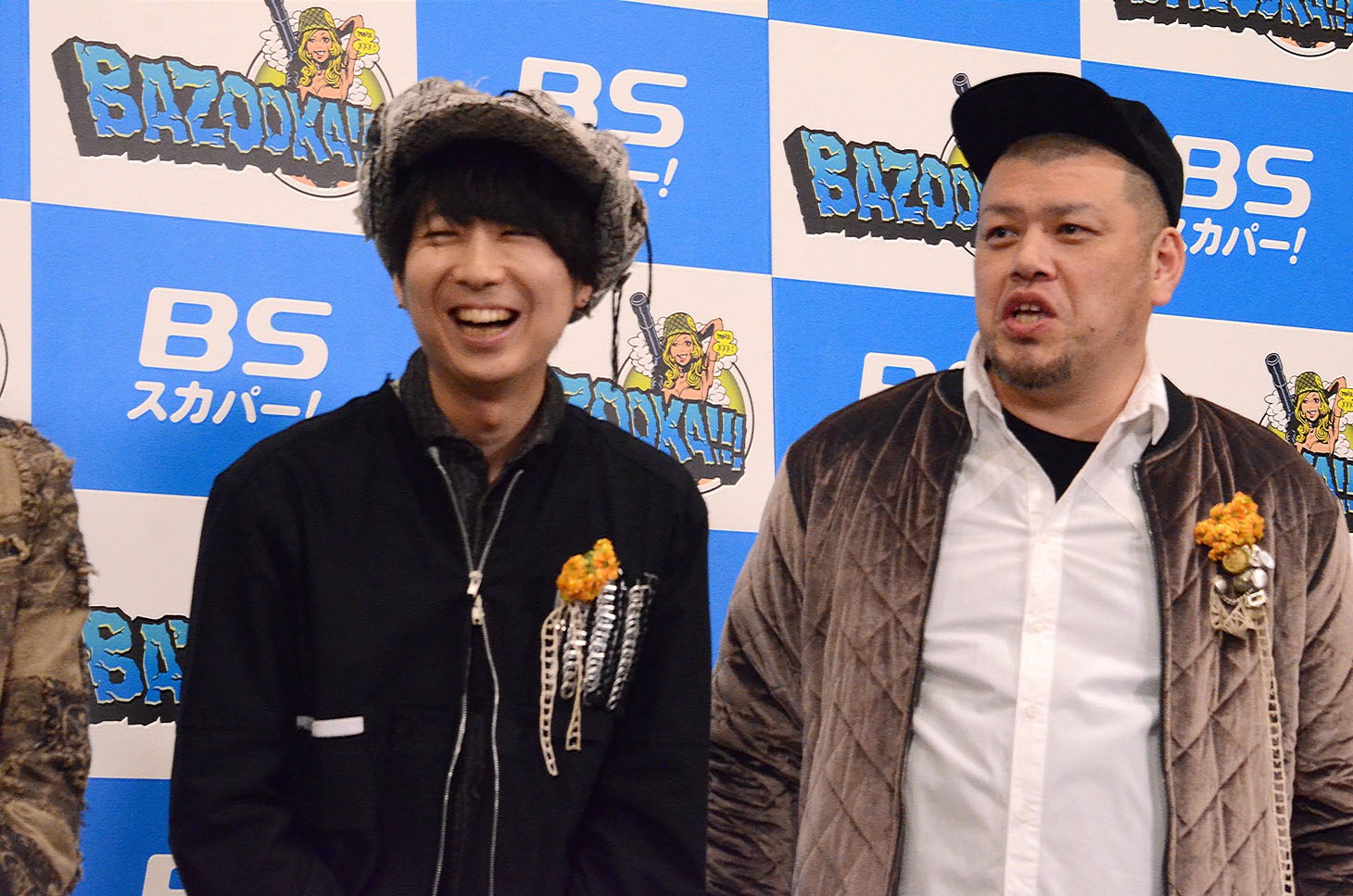 取材会の様子。左から川谷絵音、野性爆弾くっきー。