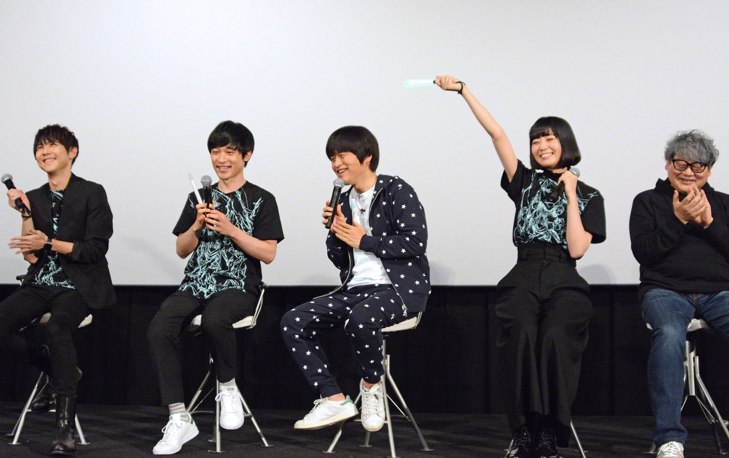 左から梶裕貴、小出祐介、バカリズム、夢眠ねむ、水島精二監督。