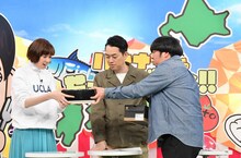 （左から）佐藤栞里とバナナマン。(c)TBS