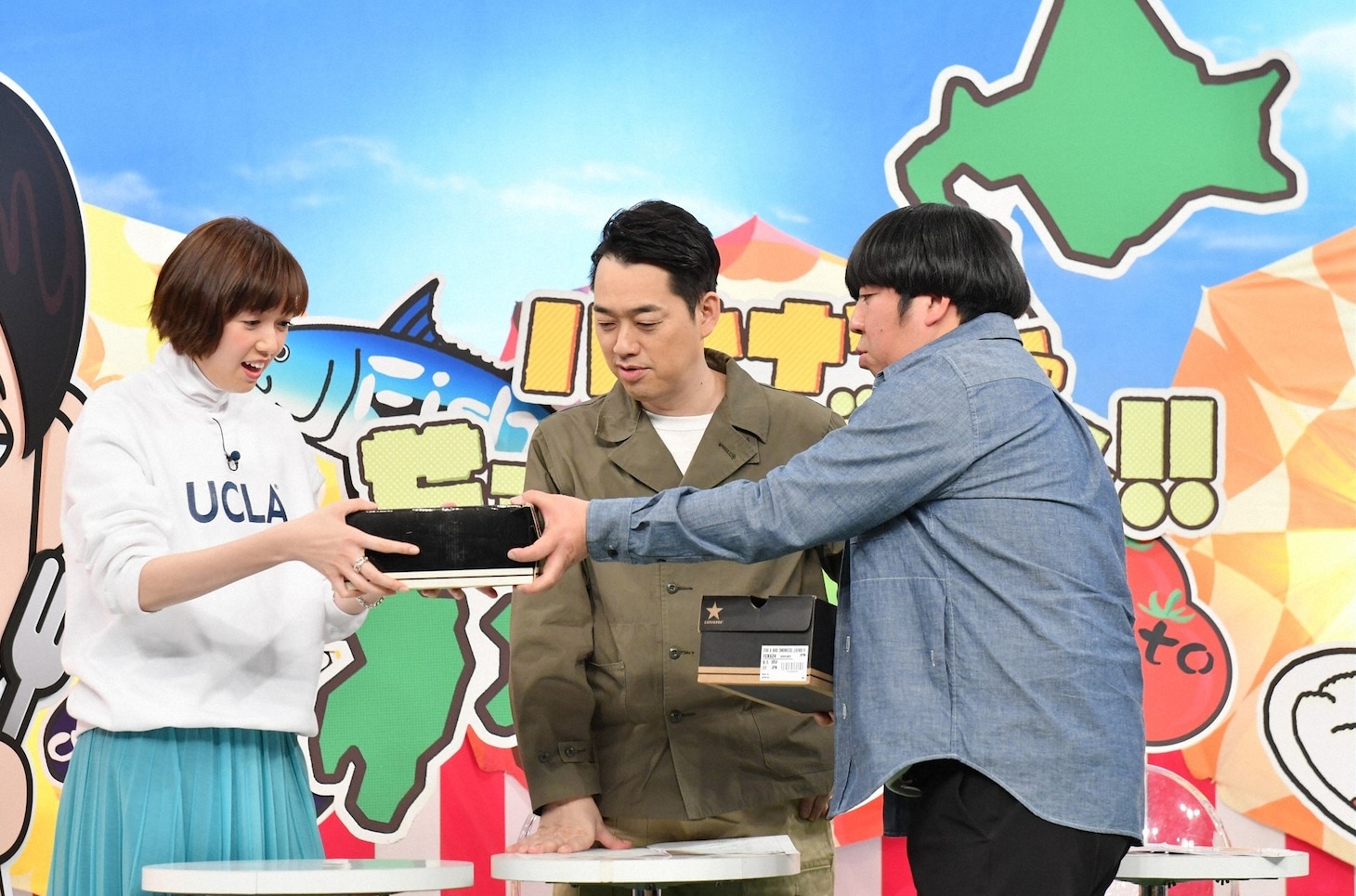 （左から）佐藤栞里とバナナマン。(c)TBS