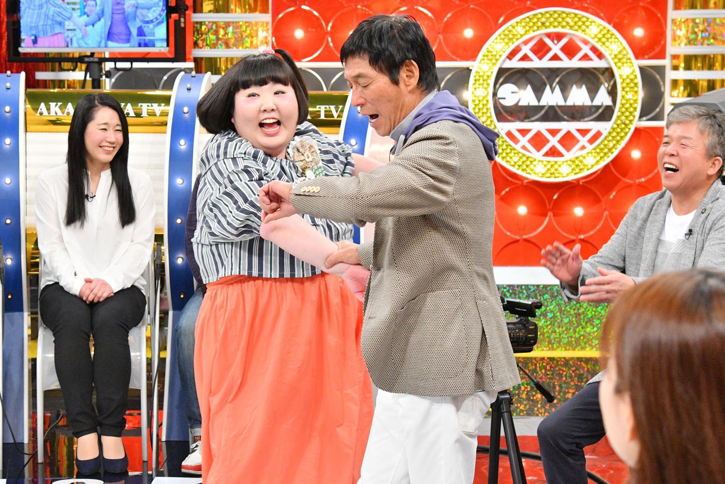 酒井藍を「確保」する明石家さんま。(c)MBS