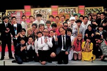 「お笑いトレンディ夜会（ナイト）4」MCのトレンディエンジェル（中央）と出演芸人たち。(c)BS朝日